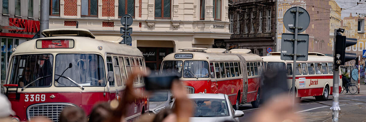 Przez Wrocław przejechała parada „Ogórków” [ZDJĘCIA]