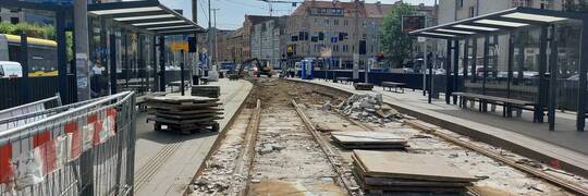 Trwa remont ul. Kazimierza Wielkiego. Na przystanku nie ma już torów [ZDJĘCIA]