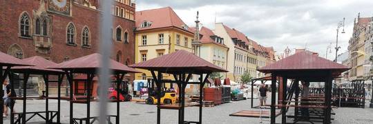 Na wrocławskim Rynku powstaje jarmark. Budowa już ruszyła [ZDJĘCIA]