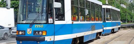 Tragedia na Karkonoskiej. Nie żyje pasażer, który znalazł się między wagonami