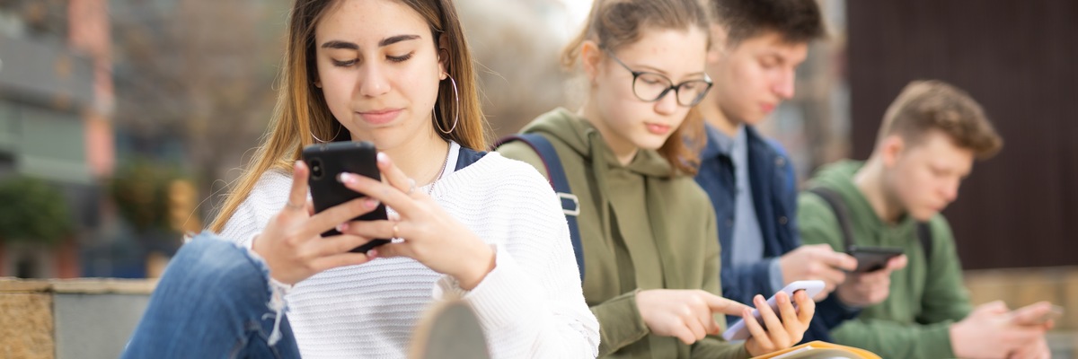 Psychiatra z PWr przestrzega: social media są kuszące i wygodne, ale też niebezpieczne
