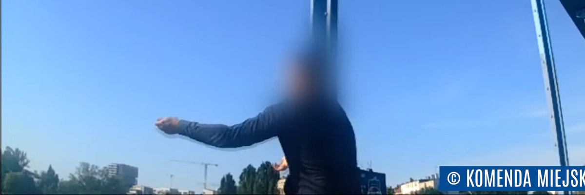 27-latek zdjęty przez policję z mostu Grunwaldzkiego. „Przepraszam bardzo, ja tylko oglądam” [WIDEO]