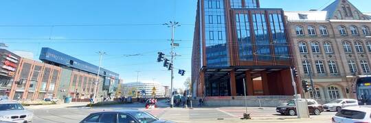 Na nowym biurowcu przy Oławskiej zawiśnie podświetlany szyld. Będą utrudnienia dla kierowców