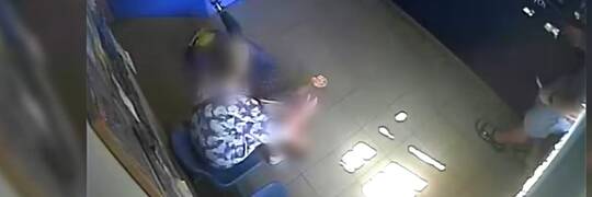 Wrocław: Kobieta straciła przytomność na komisariacie. Jest nagranie z monitoringu [WIDEO]