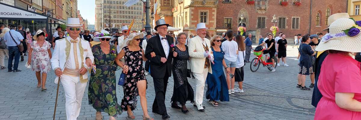 Ruszyły Wrocławskie Dni Seniora. Przez Rynek przeszła parada kapeluszy [DUŻO ZDJĘĆ]