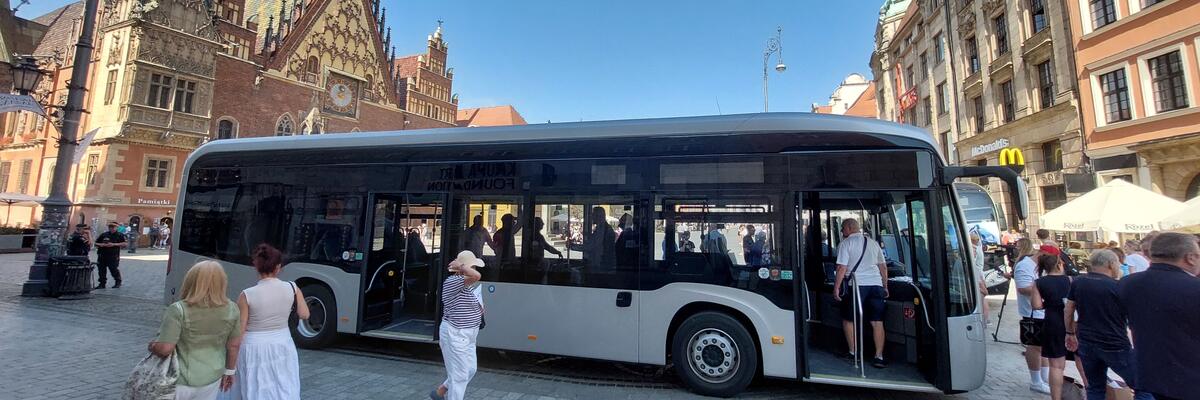 Wrocław odpisał umowę z dwoma nowymi przewoźnikami. 70 nowych autobusów pojawi się na liniach aglomeracyjnych