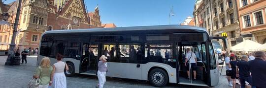 Wrocław odpisał umowę z dwoma nowymi przewoźnikami. 70 nowych autobusów pojawi się na liniach aglomeracyjnych