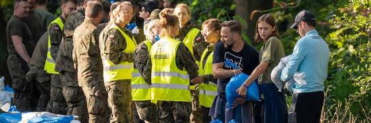 Marszowice wciąż walczą. Na miejscu jest 150 strażaków i 450 żołnierzy [ZDJĘCIA]