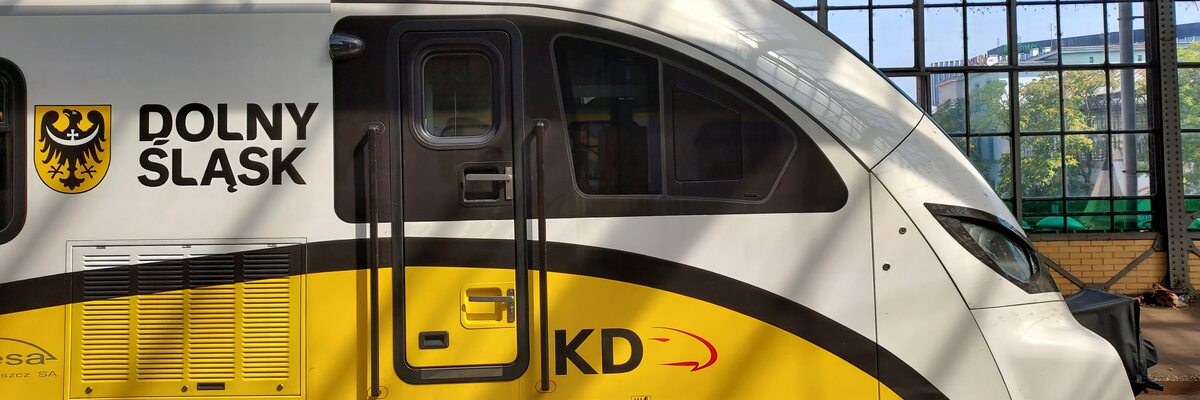 Ktoś ostrzelał pociąg KD z wiatrówki. Drugi obrzucił kamieniami
