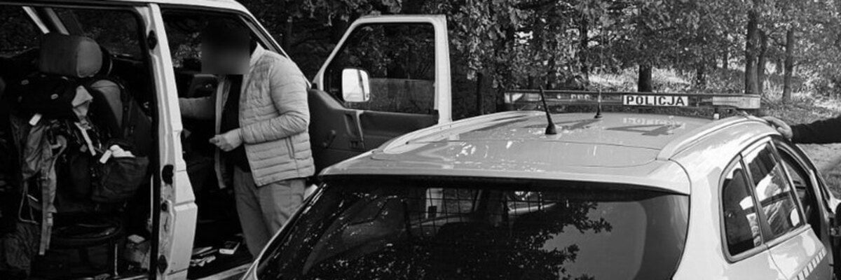 40-latek mieszał w busie na skraju lasu pod Wrocławiem. Okazało się, że to poszukiwany przestępca [ZDJĘCIA]