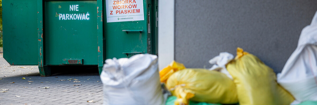 Wrocław apeluje do mieszkańców: oddawajcie worki z piaskiem! Od dziś na osiedlach stoją specjalne kontenery [LISTA MIEJSC]