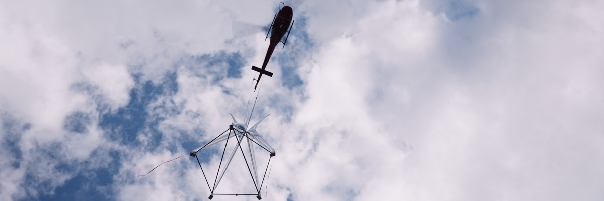 Nad Wrocławiem przeleciał helikopter z wielką metalową konstrukcją. To nowa rzeźba Zięty [ZDJĘCIA]