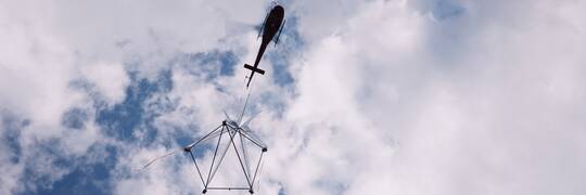 Nad Wrocławiem przeleciał helikopter z wielką metalową konstrukcją. To nowa rzeźba Zięty [ZDJĘCIA]