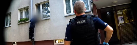 Atak nożownika na Różance. Do mieszkania napastnika policjanci weszli oknem [WIDEO]