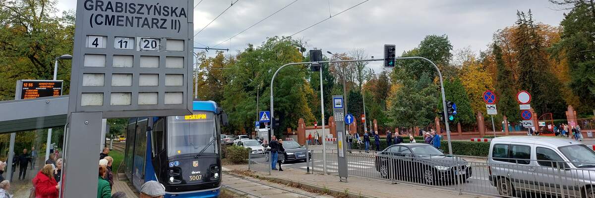 Wrocław: Linie specjalne MPK na cmentarze już od tego weekendu [TRASY, ZMIANY]
