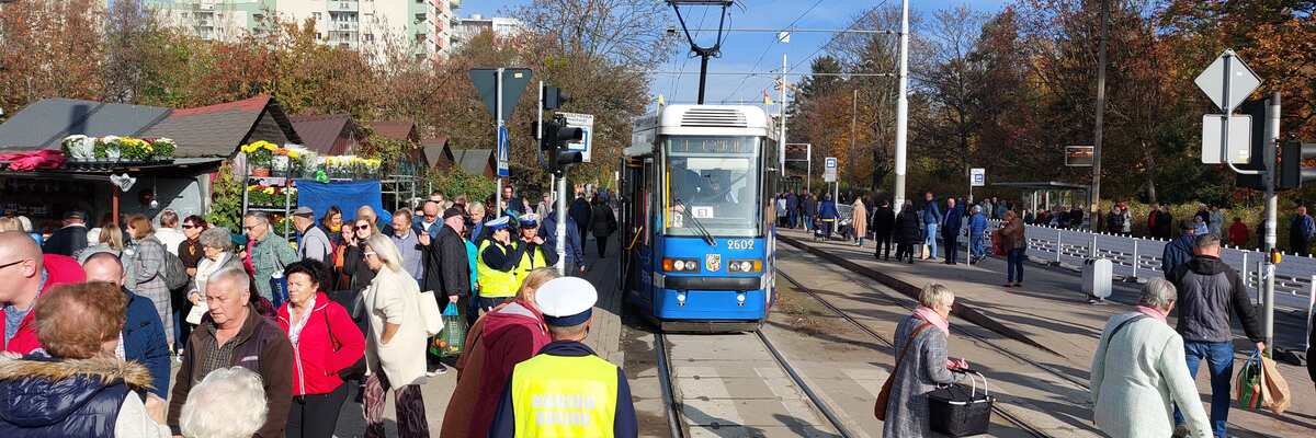 Wrocław: Jak dojechać na cmentarze? MPK uruchamia 9 dodatkowych linii tramwajowych i 7 autobusowych