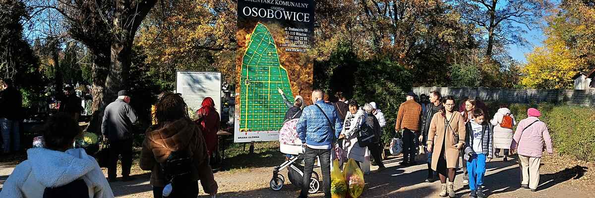 Wszystkich Świętych na Cmentarzu Osobowickim. Wrocławianie tłumnie odwiedzają największą nekropolię [ZDJĘCIA]