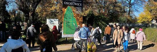 Wszystkich Świętych na Cmentarzu Osobowickim. Wrocławianie tłumnie odwiedzają największą nekropolię [ZDJĘCIA]
