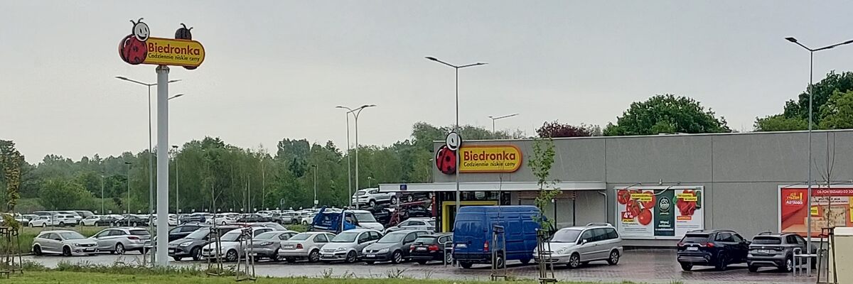 Biedronka znów wkurzyła klientów. Miała być promocja na Walentynki, są zarzuty UOKiK
