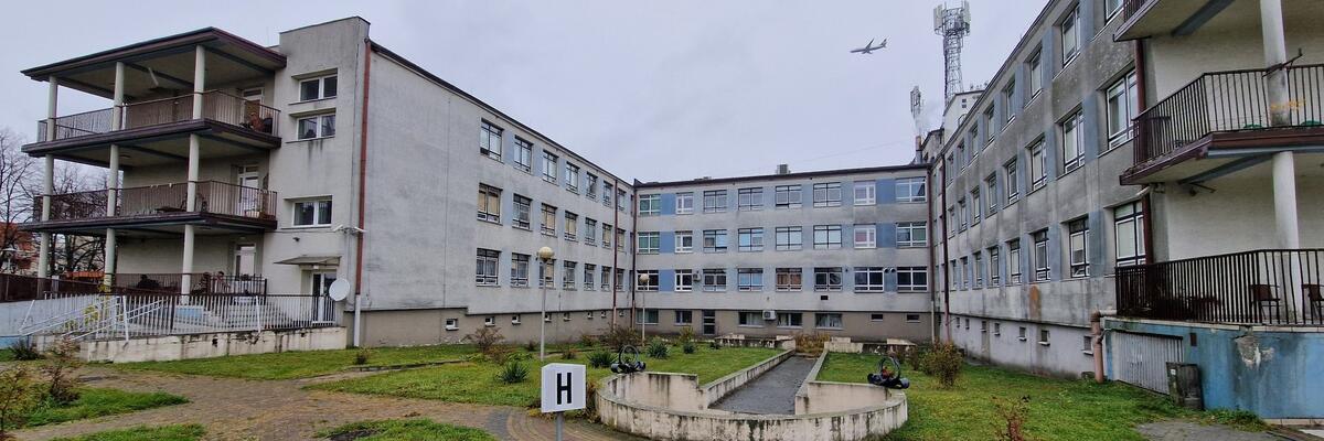 DPS z Karmelkowej przejdzie remont. W planach m.in. instalacja fotowoltaiki [ZDJĘCIA]