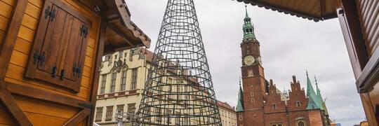 We Wrocławiu już stawiają choinkę. Na Rynku można zobaczyć bombki i 2-metrową gwiazdę [ZDJĘCIA]