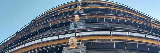 Egzotyczne głowy na budynku Renomy. Skąd się wzięły? Co symbolizują? [WIDEO]