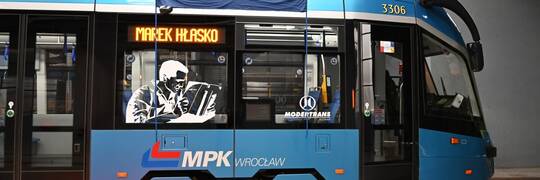 Pisarz wyklęty przez PRL patronem tramwaju. Tramwaj Marka Hłaski wyruszył w miasto