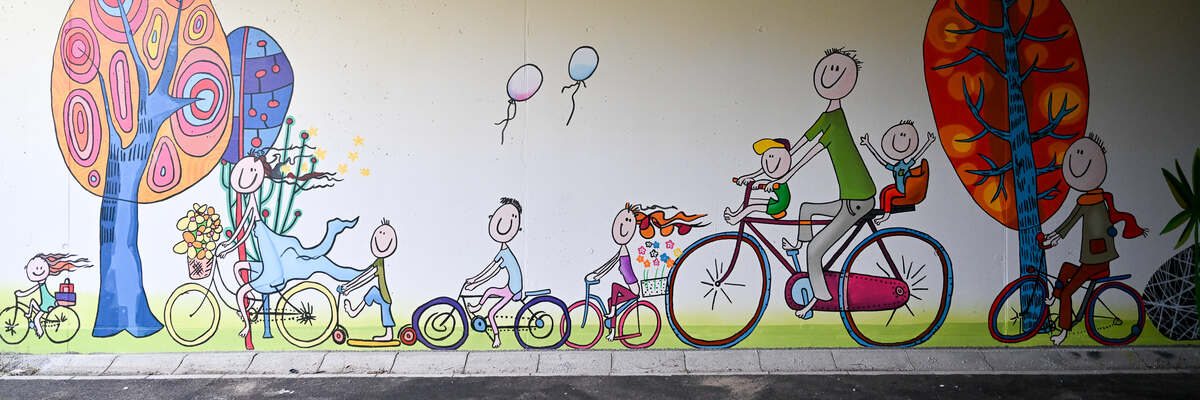 Nowy mural we Wrocławiu. Przedstawia uśmiechniętych mieszkańców na rowerach [ZDJĘCIA]