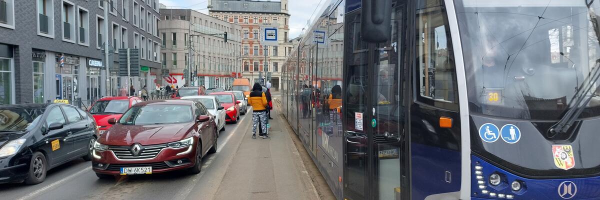 Wrocław: 97% kierowców twierdzi, że ma alternatywę do poruszania się autem, ale korzysta z niej niechętnie bo...