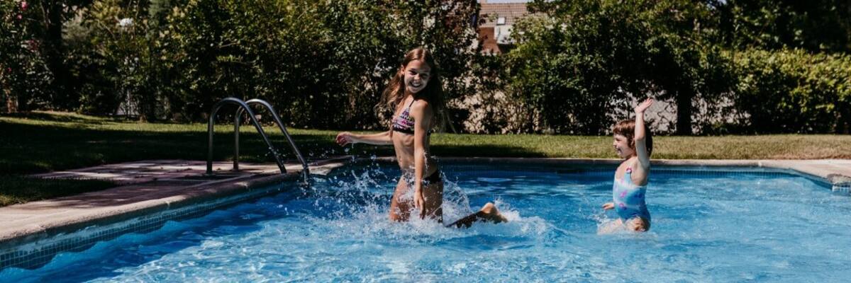 Roboty do czyszczenia basenu – inwestycja w czystość i oszczędność czasu