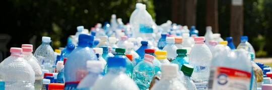 Kiedy wchodzi kaucja za butelki plastikowe butelki i puszki? Wiemy, jak od 2025 ma działać system kaucyjny w Polsce