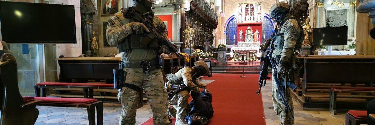 Terroryści i antyterroryści we wrocławskiej katedrze. W akcji brał udział nawet biskup [ZDJĘCIA, WIDEO]