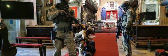 Terroryści i antyterroryści we wrocławskiej katedrze. W akcji brał udział nawet biskup [ZDJĘCIA, WIDEO]