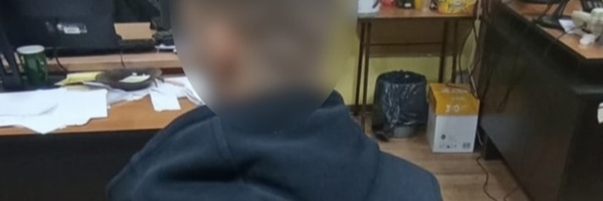 25-latek okradał ludzi metodą na BLIK. Gdy przyszła policja schował się pod łóżkiem