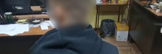 25-latek okradał ludzi metodą na BLIK. Gdy przyszła policja schował się pod łóżkiem