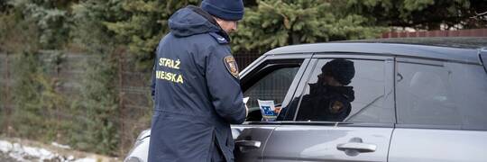 Mieszkańcy Oporowa mają dość niesfornych kierowców. Wezwali na pomoc straż miejską
