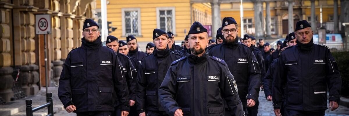 Wrocław: 72 nowych policjantów złożyło ślubowanie w Ratuszu [ZDJĘCIA]