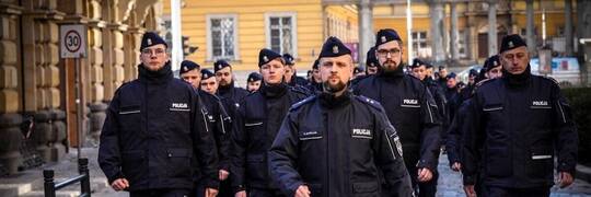 Wrocław: 72 nowych policjantów złożyło ślubowanie w Ratuszu [ZDJĘCIA]
