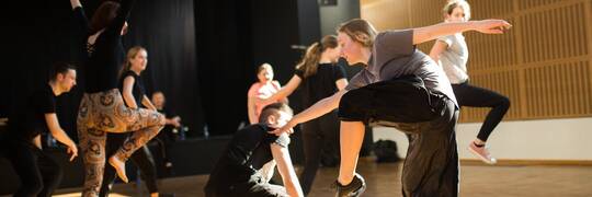 Umiesz zbudować świat na deskach teatru? Młody, artysto zgłoś się do FeTA!
