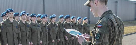 Wrocław: Żołnierze zabrali licealistów na poligon. Pokazywali nastolatkom jak posługiwać się bronią [ZDJĘCIA]