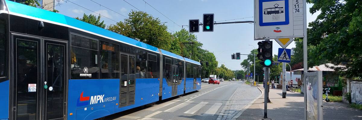Wypadek na Grabiszyńskiej. Wstrzymano ruch tramwajów [OBJAZDY]