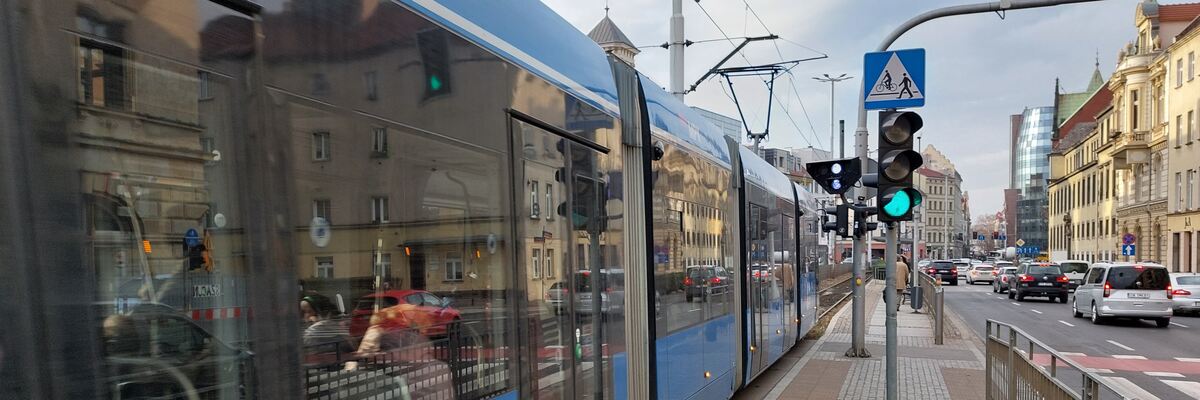 Poważna awaria torowiska w centrum Wrocławia. Są objazdy, naprawa rozpocznie się dopiero wieczorem