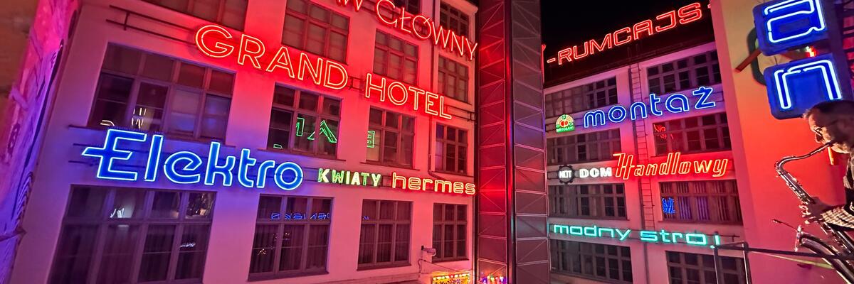 Wróciło wrocławskie Podwórko Neonów. Wreszcie zaświecił wszystkie! [ZDJĘCIA]