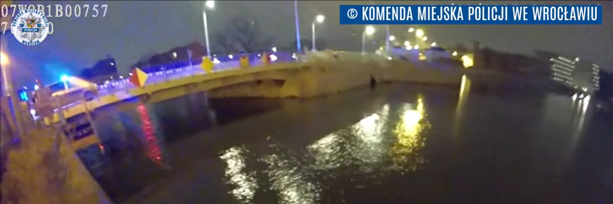 Wrocław: 21-latek wpadł do Odry. Przechodnie usłyszeli wołanie o pomoc [WIDEO]