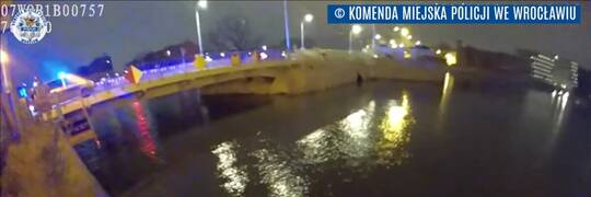 Wrocław: 21-latek wpadł do Odry. Przechodnie usłyszeli wołanie o pomoc [WIDEO]