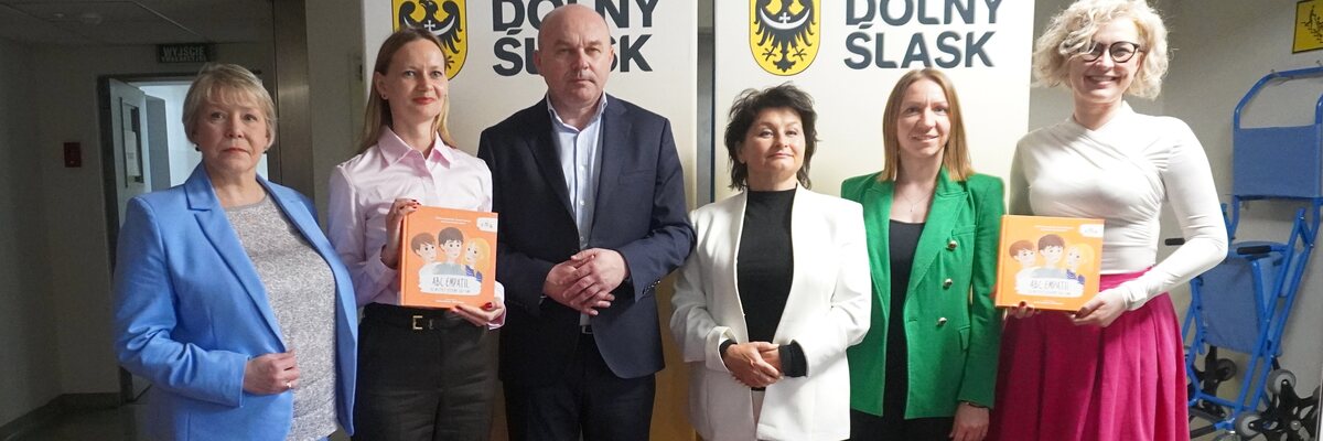 Do dolnośląskich szkół trafią podręczniki „ABC Empatii”. Mają pomóc nauczycielom w tłumaczeniu dzieciom emocji
