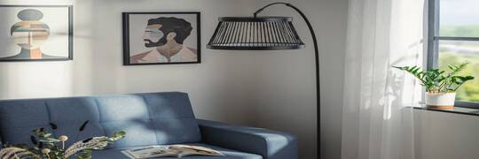 Lampy stojące jako kluczowy element ciepłego minimalizmu - rozświetl swoje wnętrze!
