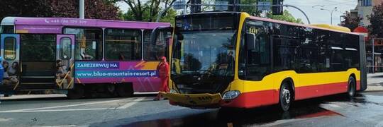 Katastrofa w ruchu lądowym we Wrocławiu. Policja szuka pasażerów z tramwaju linii 9 i autobusu D