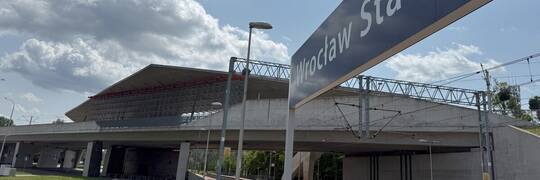 Uszkodzenie podpory dachu na przystanku Wrocław Stadion. Ruszają prace za 1,5 mln zł