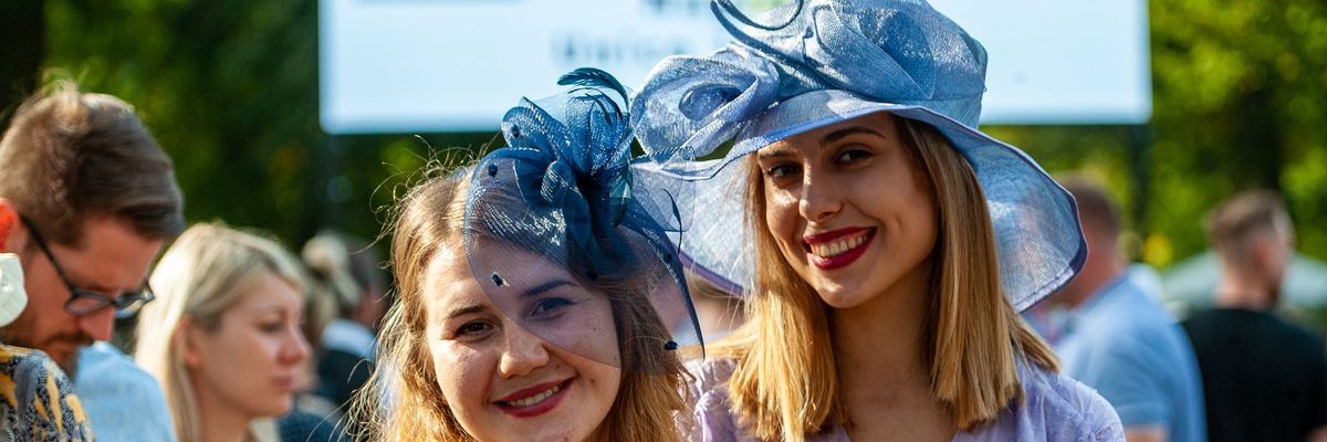 Kapeluszowe święto szyku i elegancji. Już w tym tygodniu Ladies Day na Partynicach [ZOBACZ]